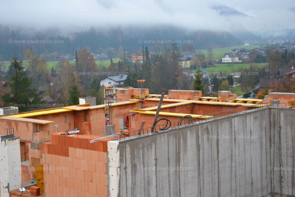Ziegelmauerwerk und Betonwand | Nach LV-Leistungsgruppen sortierte Detailfotos über den Bau eines Hauses. Alle Hausbau-Bilder direkt vom Urheber und Autor der Website Haus-Selber-Bauen.com