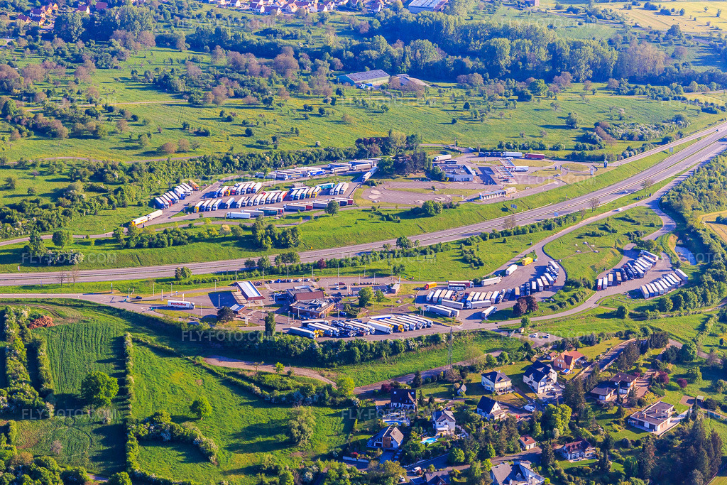 Aerial view: Aire de Saverne motorway council area Eckartswiller on the A4 from the south in Eckartswiller in the state Bas-Rhin, France.Photo: IMG_145996.jpg taken on 05/01/2025 by Werner Riehm/FLY-FOTO.comResolution of the original: 5472 x 3648 pxWWW.AUTOROUTES.SANEF.COM