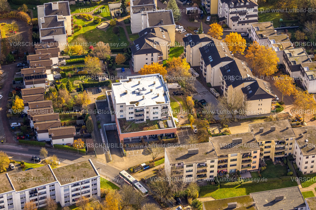 Herdecke251104622 | Luftbild, Terrassenhaus mit Gründach und Reihenhaus Wohnsiedlung am Westender Weg, herbstliche Bäume, Westende, Herdecke, Ruhrgebiet, Nordrhein-Westfalen, Deutschland