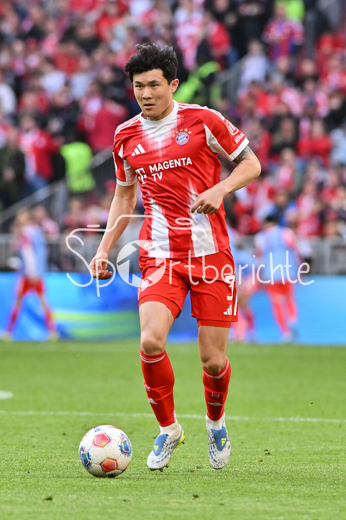 FC Bayern München - VfB Stuttgart | MUNICH, GERMANY - 19. APRIL: with Ball Minjae KIM (FC Bayern Munich 3) during the Bundesliga Match between FC Bayern Munich vs. VfB Stuttgart at Matchday 30 at Allianz Arena / DFL REGULATIONS PROHIBIT ANY USE OF PHOTOGRAPHS AS IMAGE SEQUENCES AND/OR QUASI-VIDEO