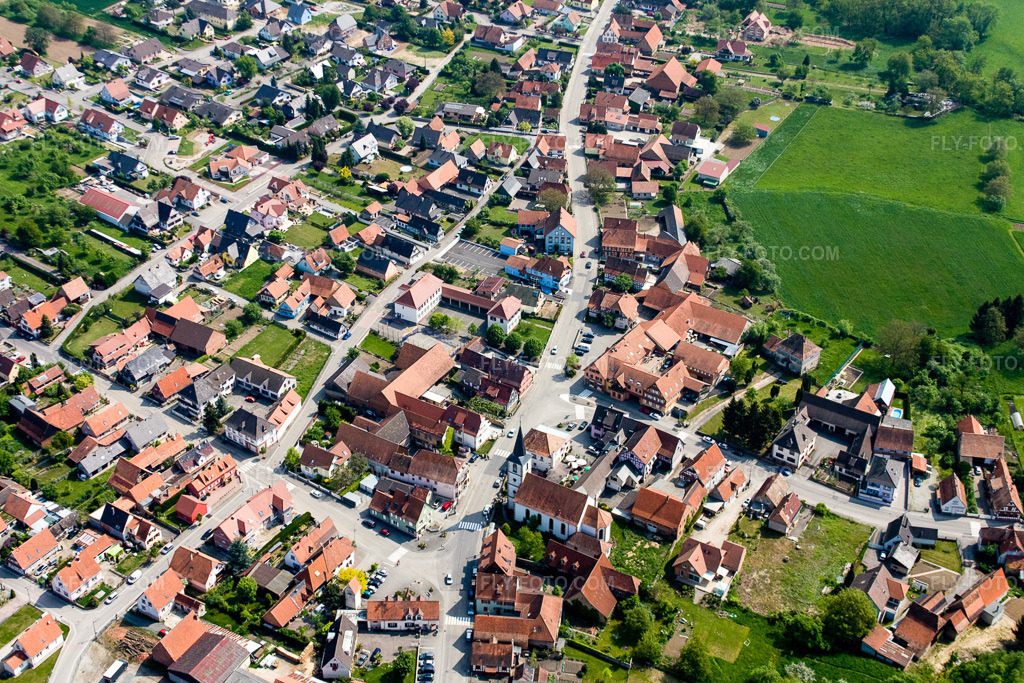 Aerial view: View of the town in Niederrœdern in the state Bas-Rhin, France.Photo: IMG_18124.jpg taken on 05/03/2009 by Werner Riehm/FLY-FOTO.comResolution of the original: 4122 x 2748 px