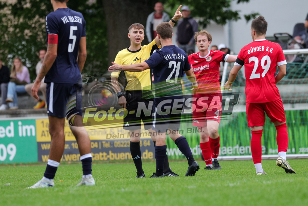 Bünder SV - VfL Holsen | Auf dem Bild zu sehen: blau VfL Holsen: Roman Adler ; Schiedsrichter: Nico Jendrysiak Bünder SV, VfL Holsen, Saison 26/27, Kreisliga A, Bünde, Deutschland - Realisiert mit Pictrs.com