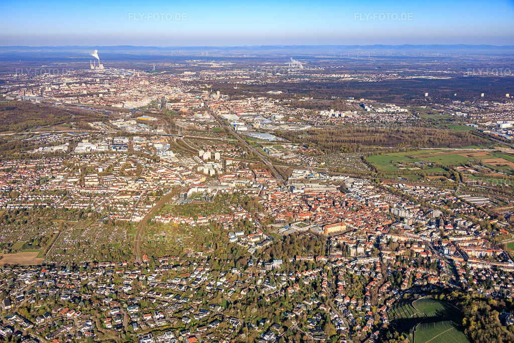 Luftbild: Stadtansicht aus Osten bis zum Rheinhafenkraftwerk im Ortsteil Durlach in Karlsruhe im Bundesland Baden-Württemberg in Deutschland. Foto: IMG_154105.jpg vom 02.04.2026 durch Werner Riehm/FLY-FOTO.deAuflösung des Originals: 6000 x 4000 px