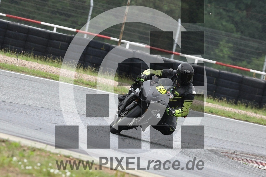 0174-20240604_33685 | Schöne Erinnerungen an spannende Momente - das festzuhalten ist unser Job. PIXELrace.de ist seit 2003 auf den Rennstrecken Europas unterwegs um die Action draußen beim Fahren und die wunderbare Stimmung imm Fahrerlager für euch einzufangen.