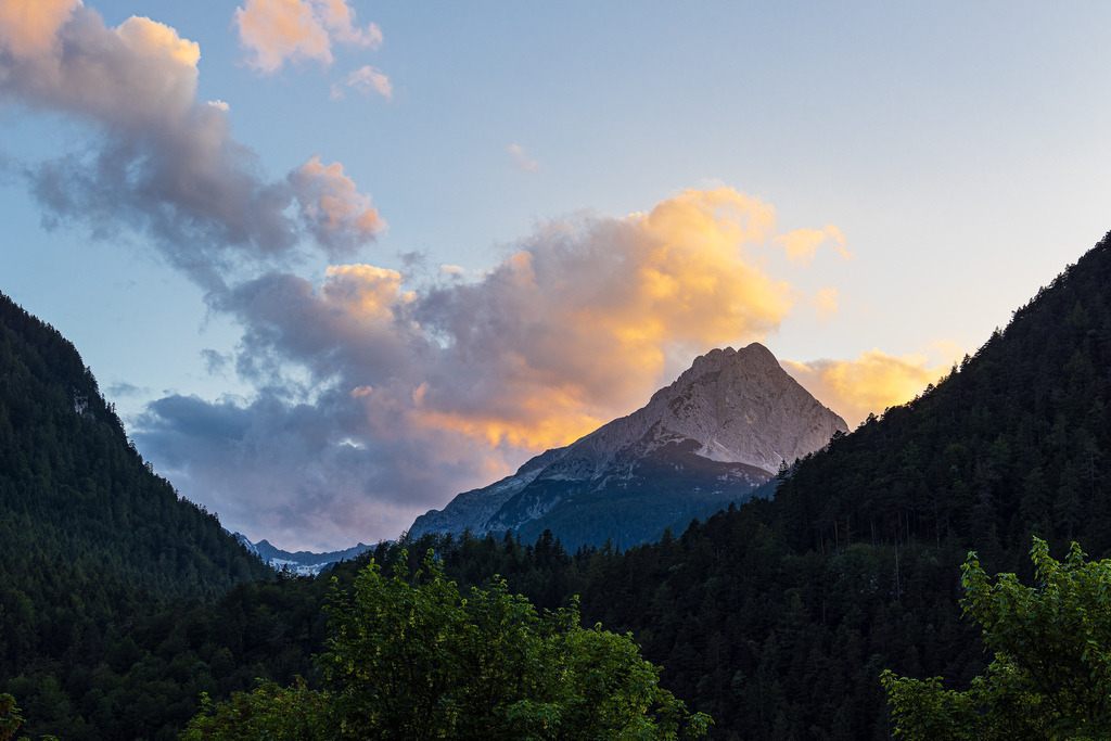 Blick auf den Berg Wettersteinspitze bei Mittenwald | Blick auf den Berg Wettersteinspitze bei Mittenwald.