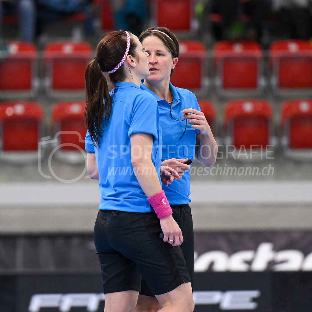 HC Rychenberg vs Floorball Köniz - 18. Dezember 2022 | HC Rychenberg vs Floorball Köniz
AXA Arena, Winterthur
Schiedsrichterinnen Sandra Zurbuchen und Corina Wehinger.
Bild: Sportfotografie Markus Aeschimann | www.markus-aeschimann.ch - Realisiert mit Pictrs.com