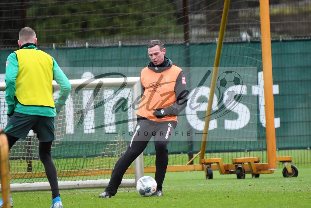 20200129_TRASVW_0049 | Fußball, Herren: Co-Trainer Tim Borowski (SV Werder Bremen) in Aktion, am Ball, Einzelaktion beim Training des SV Werder Bremen am 29.01.2020 im wohninvest Weserstadion in Bremen, Deutschland.(Foto von Nico Paetzel) - Realisiert mit Pictrs.com