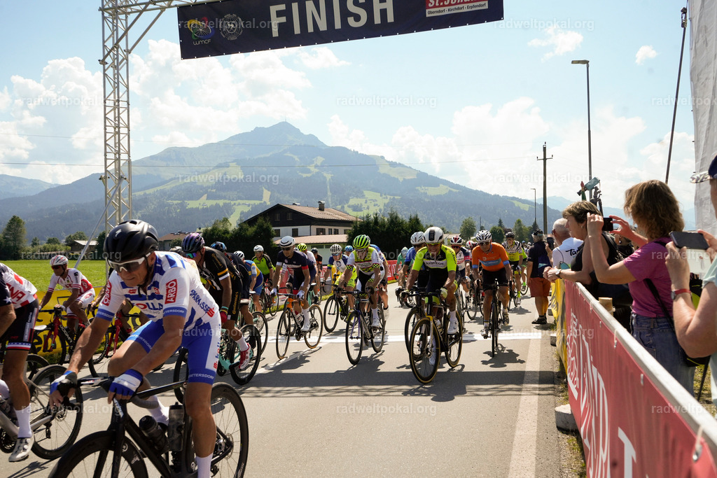 448_20230817_Bewerb_Maenner_Muehlanger | AUT - OESTERREICH, 2023-08-16: SPORT RENNRAD-FAHREN - 55. INTERNATIONALER RADWELTPOKAL IN ST. JOHANN IN TIROL  - Vintage-Radrennen mit WM-Bronze-Medaillen-Siegerin Christina Schweinberger, den Teilnehmer und Alexander Baumann (vom Orginastions-Team) - TAG 2 BEWERB MAENNER IN SECHS GRUPPEN  ; Foto: Roland Muehlanger
