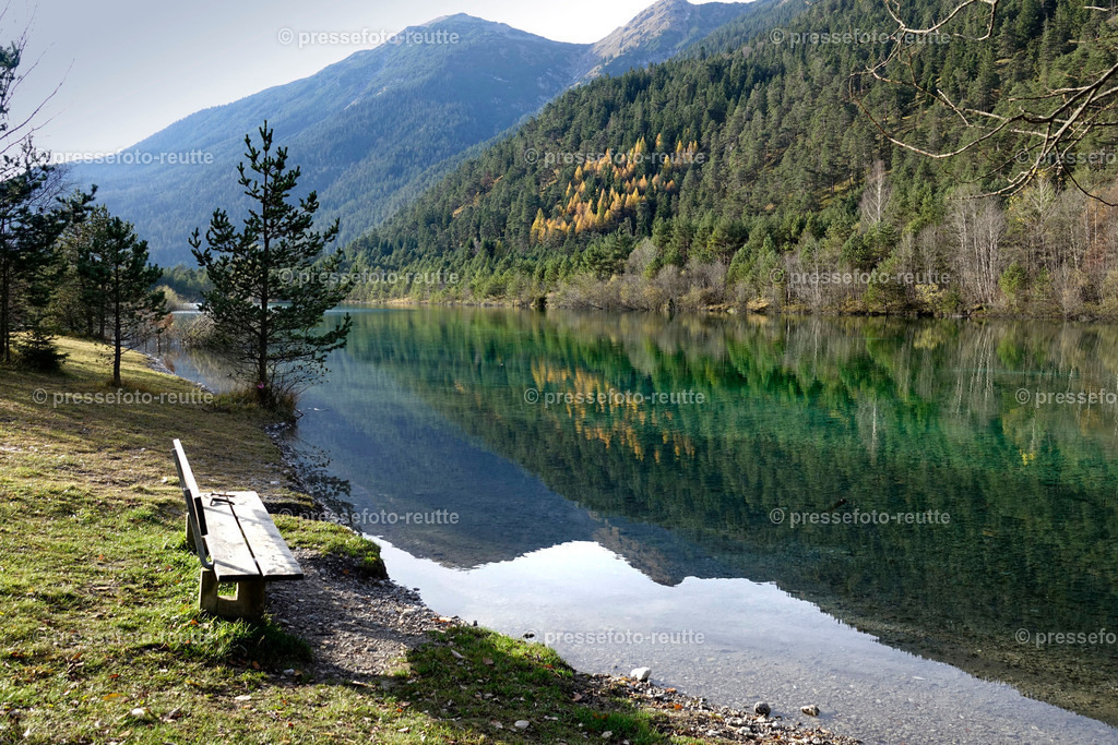 welltvi-Weissenbach_Baggersee-Herbst-04112017-_DSC1915 | Info aus dem Bezirk Reutte/Ausserfern Tirol sowie eine umfangreiche Bilddatenbank über die gesamte Region: Lechtal, Talkessel Reutte, Tannheimertal, Zwischentoren. Lech, Plansee, Zugspitze, Grenztunnel, B179, Fernpassstraße, Verkehr, Lawinen, Tradition, - Realisiert mit Pictrs.com