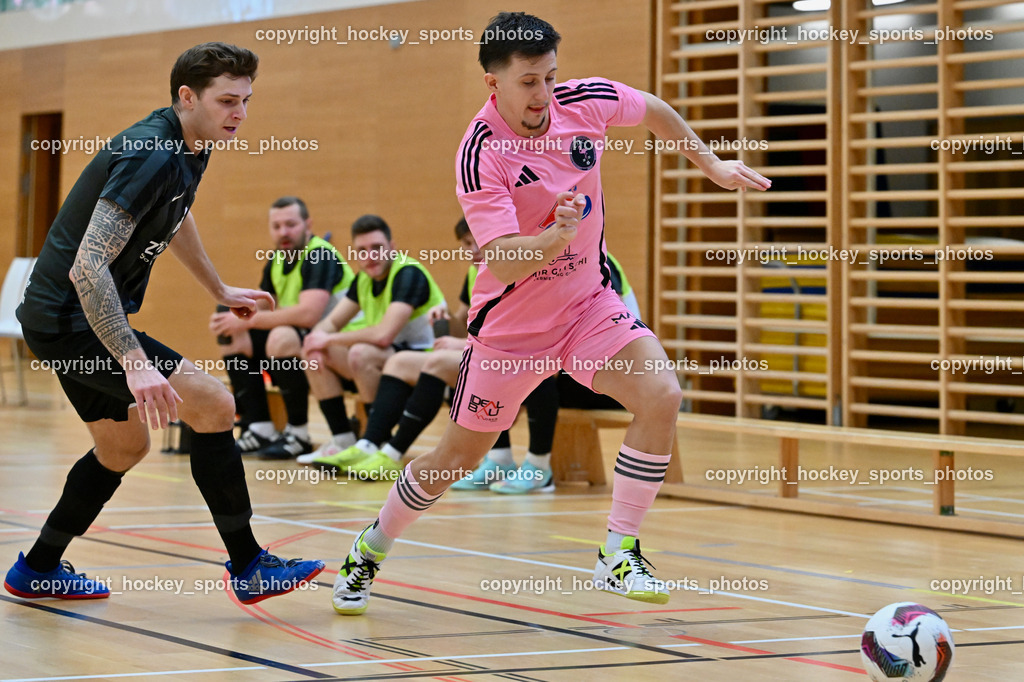 Carinthia Flamengo Futsal Club vs. Dynamo Triestingtal | #17 Roland Hofer Dynamo Triestingtal, #17 Hasan Kupinic Carinthia Flamengo, Carinthia Flamengo Futsal Club vs. Dynamo Triestingtal, Carinthia Flamengo Futsal Club vs. Dynamo Triestingtal am 29.12.2024 in Villach (Ballspielhalle St. Martin), Austria, (Photo by Bernd Stefan)