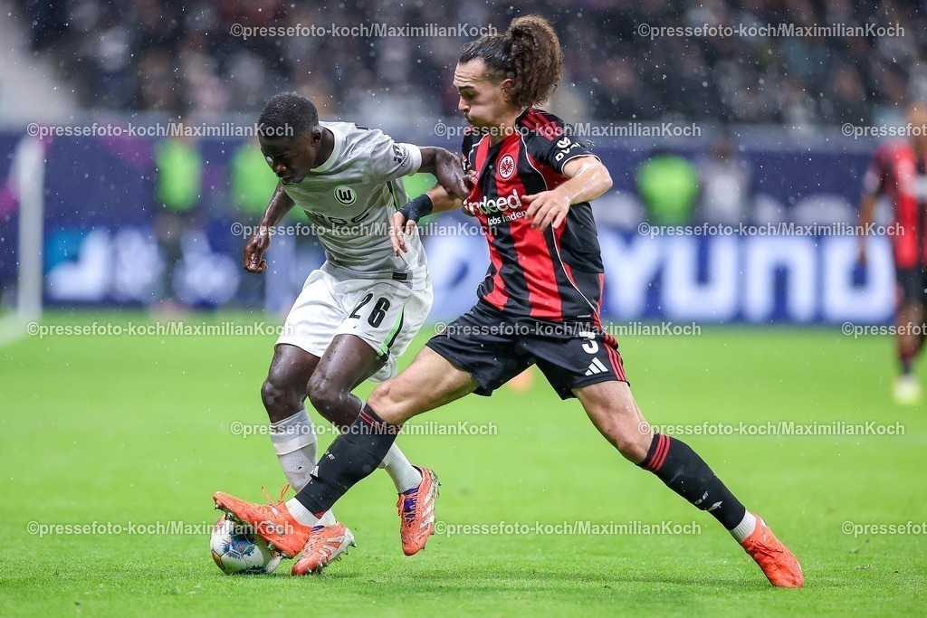 SGE30112501125 | 30.11.2025, Fußball, Eintracht Frankfurt - VfL Wolfsburg, 1. Fußball Bundesliga, 12. Spieltag, Deutsche-Bank-Park (Frankfurt am Main), Saison 2025 2026: Sael Kumbedi&nbsp;(VfL Wolfsburg #26) im Zweikampf gegen  Arthur Theate&nbsp;(Eintracht Frankfurt #03) DFB Regulations prohibit any use of photographs as image sequences and or quasi-video.