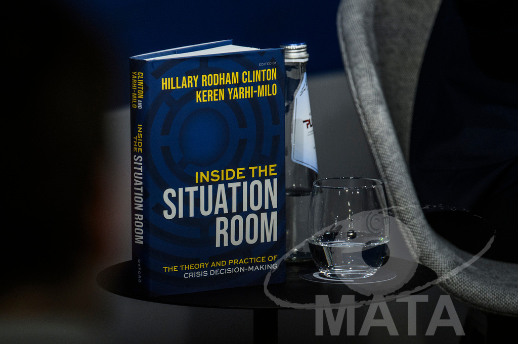 _DWA3770 | Ein Buch "Inside the Situation Room" von Clinton und Yarhi-Milo bei der Veranstaltung Bridging Scholarship and Statecraft im Rahmen der Münchner Sicherheitskonferenz 2026. München, 13.02.2026 Bayern Deutschland - Realisiert mit Pictrs.com