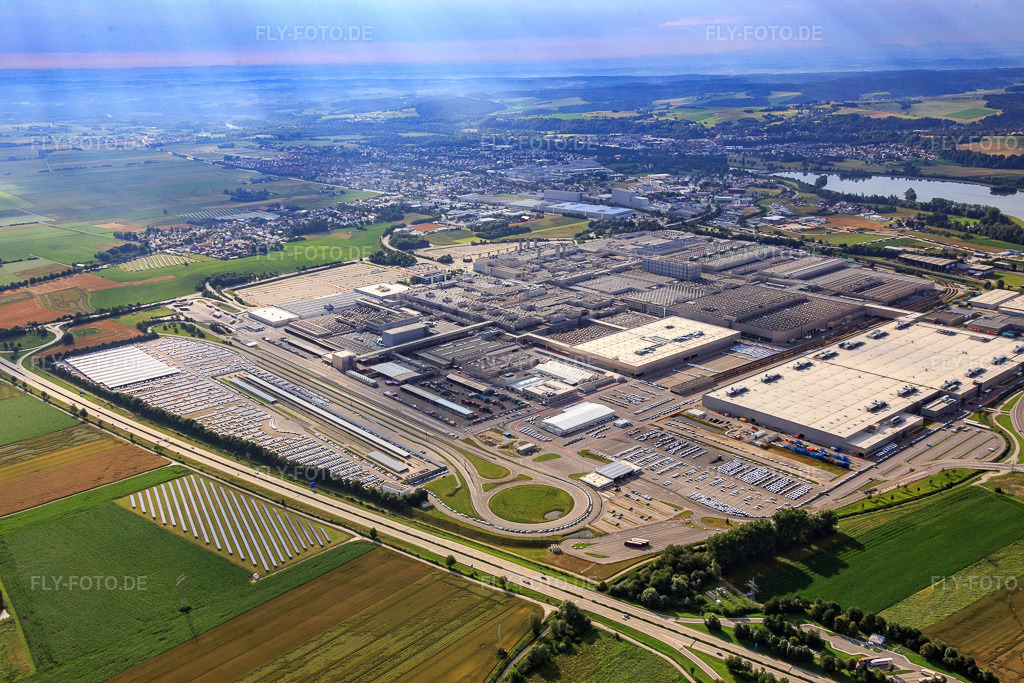 Luftbild: Industriegebiet Höfen mit BMW Group Werk Dingolfing im Ortsteil Höfen in Dingolfing im Bundesland Bayern in Deutschland. – Foto: IMG_090520.jpg vom 02.07.2016 durch Werner Riehm/FLY-FOTO.de – Auflösung des Originals: 5472 x 3648 px – WWW.BMW-WERK-DINGOLFING.DE