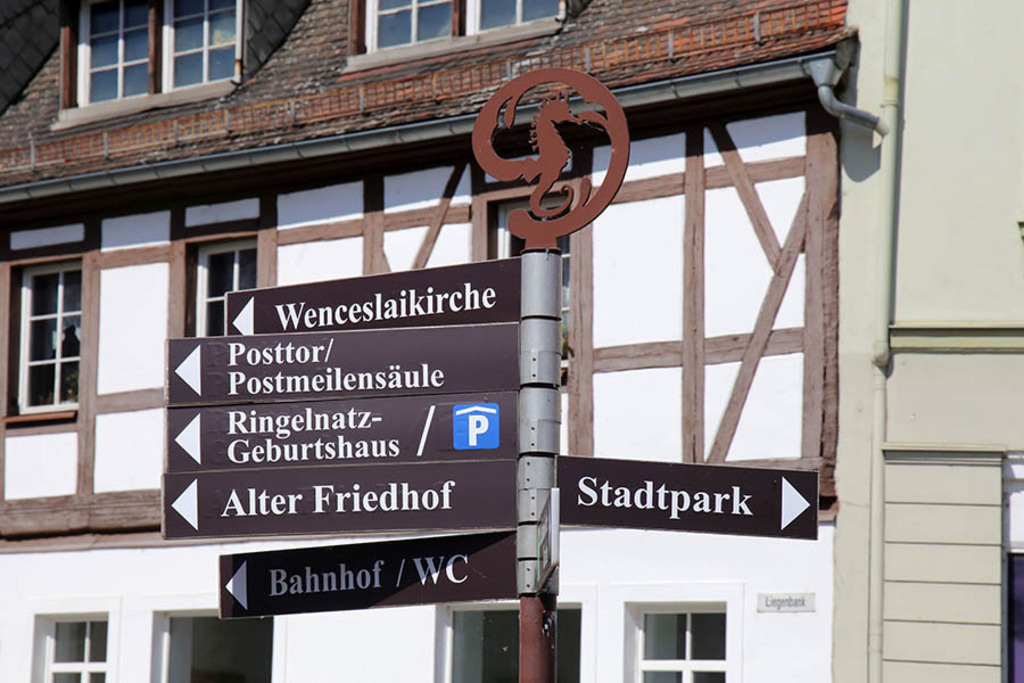 Wurzen - Markt mit Wegweiser | Entdecke über 20 Kategorien Leipzig-Motive: Foto-Downloads, hochwertige Poster, Leinwand- & Fine-Art-Prints. Jetzt Lieblingsfoto im Bildlexikon Leipzig Shop bestellen!
