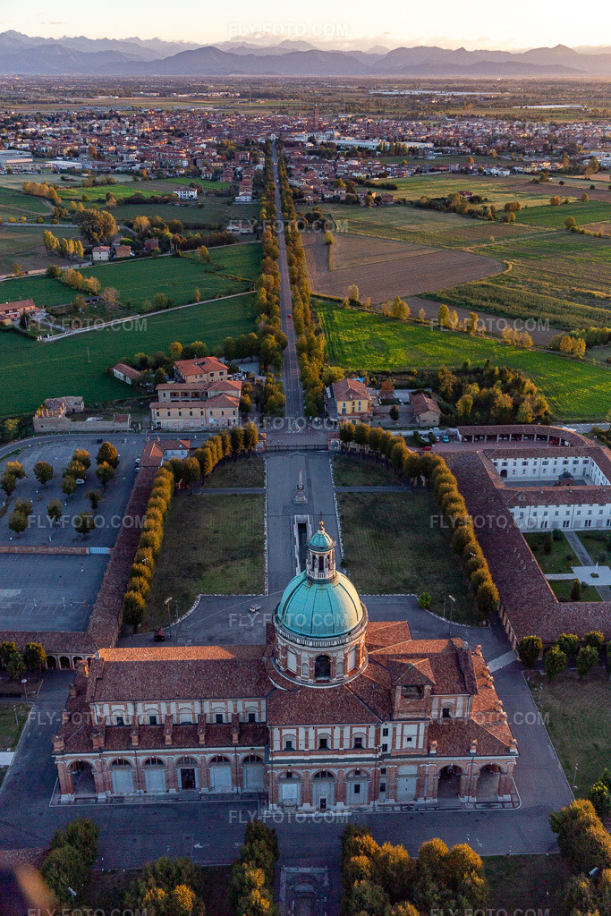 Aerial view: Santuario di Caravaggi in the district Santuario di Caravaggio in Caravaggio in the state Bergamo, Italy. – Photo: IMG_134443.jpg taken on 09/19/2022 by Werner Riehm/FLY-FOTO.com – Resolution of the original: 3648 x 5472 px