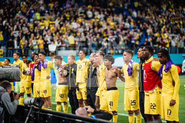 DFB-Pokal: HEBC - Borussia Dortmund, 01.09.2026 | Der BVB feiert vor den Fans; Fußball, DFB-Pokal, 1. Runde: HEBC vs. Borussia Dortmund am 01.09.2026 im Volksparkstadion, HamburgDFB REGULATIONS PROHIBIT ANY USE OF PHOTOGRAPHS AS IMAGE SEQUENCES AND/OR QUASI-VIDEO. - Realisiert mit Pictrs.com