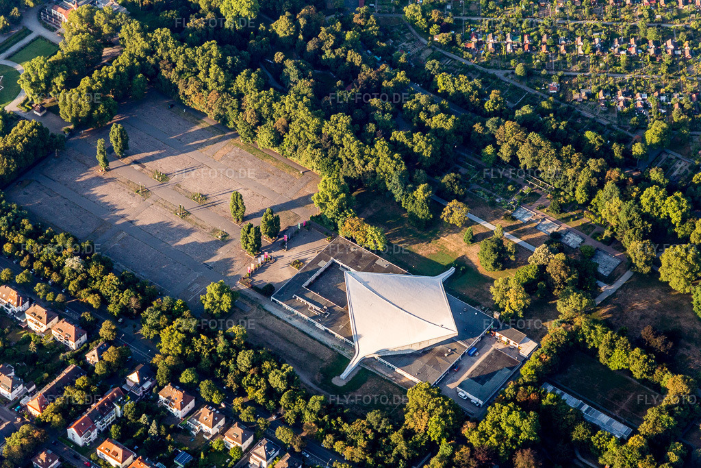 Luftbild: Veranstaltungshalle FRIEDRICH-EBERT-HALLE im Ebertpark am Rhein im Ortsteil Friesenheim in Ludwigshafen im Bundesland Rheinland-Pfalz in Deutschland. Foto: IMG_109554.jpg vom 31.07.2018 durch Werner Riehm/FLY-FOTO.de