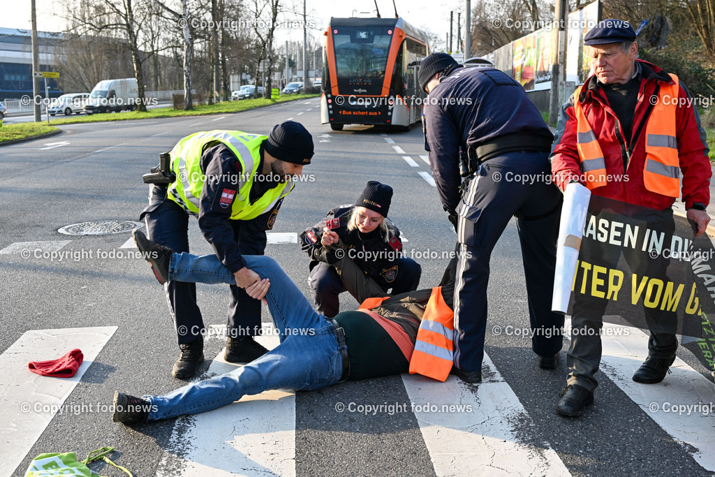  Klimagegner Linz Waldeggstrasse_ Klimakleber_ 20.03.2023-41 | 20.03.2023, Linz, AUT, Klimagegner Linz Klimakleber, im Bild Klimagegner kleben auf der Strasse, Linz Waldeggstrasse, Polizei, Verkehr, Zebrastreifen, Fussgaengeruebergang, Transparent, Demo, Klimawandel