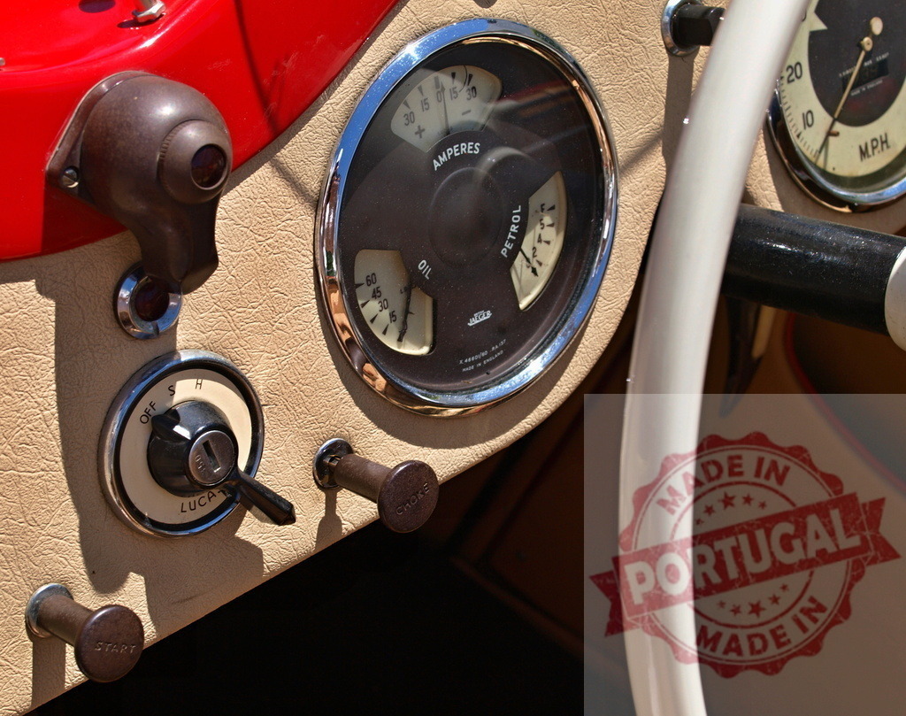 Dashboard of a vintage car showing amperes, oil and petrol gauges | Close-up of a vintage car dashboard featuring amperes, oil, and petrol gauges, along with start and choke controls - Realisiert mit Pictrs.com