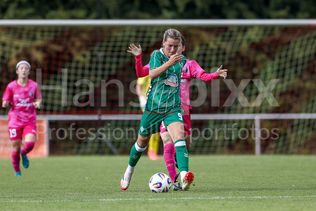 Fussball, Testspiel Frauen, SV Werder Bremen - Cerezo Osaka Yanmar Ladies | Medina Desic (SV Werder Bremen, 9) am Ball, Einzelbild, Ganzkörper, Aktion, Action, Spielszene