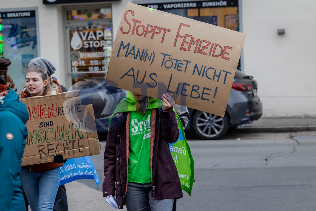 R06_2424 | 29.NOV.24-Protestmarsch gegen Gewalt-Copyright: Katholische Kirche Kärnten/Denk Dich Neu/Trainproduction/Matthias Trinkl