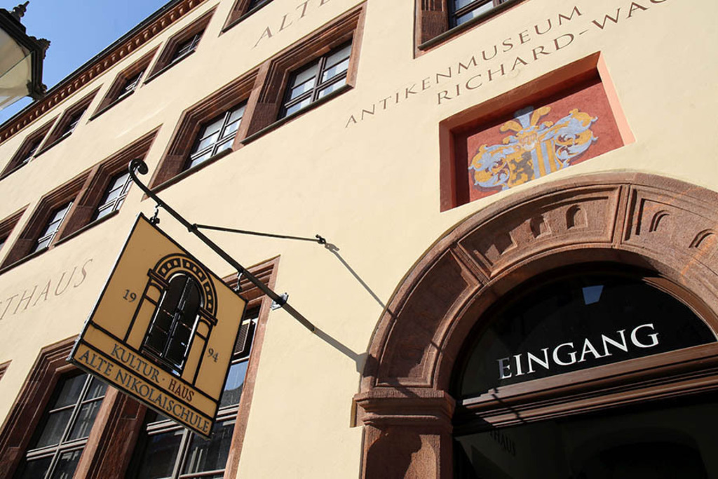 Bildlexikon Leipzig - Alte Nikolaischule - Hauszeichen und Stadtwappen | Das Team hinter BILDLEXIKON LEIPZIG bündelt historische wie aktuelle Informationen über die Stadt Leipzig in Text und Bild auf einer Plattform und stellt diese der interessierten Öffentlichkeit zur Verfügung.