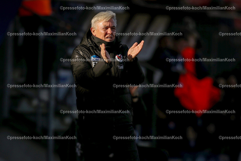 Koe3Liga27012401026 | 27.01.2024, Köln, Fußball, bwin 3. Liga Herren, Sportpark Höhenberg, 23. Spieltag, Saison 2023 2024, FC Viktoria Köln – SpVgg Unterhaching: Trainer Olaf Janßen (Viktoria Köln) gestikulierend in der Untergehenden Sonne am Spielfeldrand. 
DFB regulations prohibit any use of photographs as image sequences and or quasi-video.