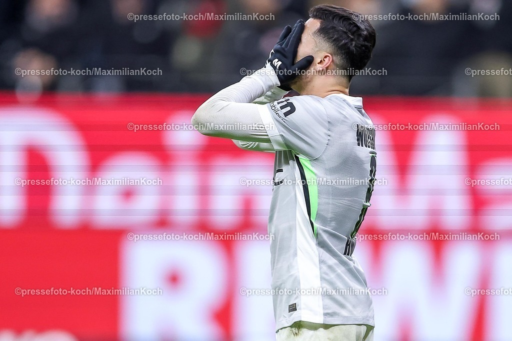 SGE30112501099 | 30.11.2025, Fußball, Eintracht Frankfurt - VfL Wolfsburg, 1. Fußball Bundesliga, 12. Spieltag, Deutsche-Bank-Park (Frankfurt am Main), Saison 2025 2026: Mohamed Amoura&nbsp;(VfL Wolfsburg #09) enttäuscht Enttäuschung gestik Gestikulierend nach der  verschossenen Torchance DFB Regulations prohibit any use of photographs as image sequences and or quasi-video.