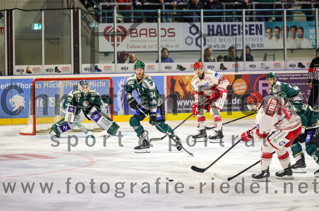 2025-09-12_062_TSV_Erding_gegen_EV_Landshut | Erding, Deutschland, 12.09.2025:Eishockey, Oberliga Süd 2025 / 2026, Testspiel, TSV Erding gegen EV Landshut, Endergebnis: 4:6Torwart David Zabolotny (Erding Gladiators, #72), Bastian Cramer (Erding Gladiators, #34), David Stieler (EV Landshut, #21)Foto: Christian Riedel / fotografie-riedel.net