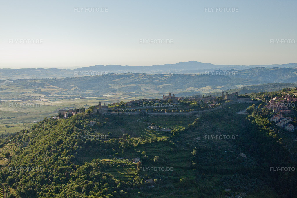 Luftbild: Ortsansicht in Montalcino im Bundesland Siena in Italien. Foto: IMG_28178.jpg vom 01.06.2010 durch Werner Riehm/FLY-FOTO.de