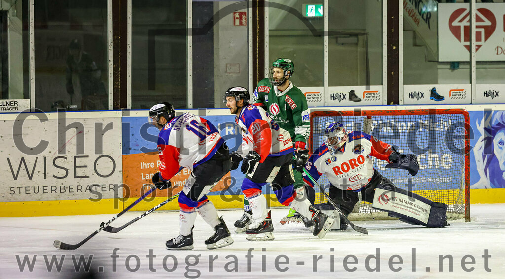 2023-11-03_003_TSV_Erding_gegen_ESC_Dorfen | Erding, Deutschland, 03.11.2023:
Eishockey, Bayernliga Vorrunde 2023 / 2024, 6. Spieltag, TSV Erding gegen ESC Dorfen, Endergebnis: 11:3

Sandro Schröpfer (ESC Dorfen, #16), Thomas Rott (ESC Dorfen, #20), Torwart Maximilian Englbrecht (ESC Dorfen, #45)

Foto: Christian Riedel / fotografie-riedel.net