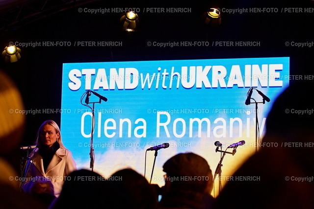 20221203-_D6H7845-singforpeace-HENFOTO | 03.12.2022 Sing for Peace auf Weihnachtsmarkt Stay with Ukraine mit Opernsängerin Olena Romaniv (Avemaria) aus Lehmberg Liv Ukraine für Spenden zum Kauf von Stromgeneratoren wegen Auswirkungen des Angriffskrieges von Russland (Foto: Peter Henrich) - Realisiert mit Pictrs.com