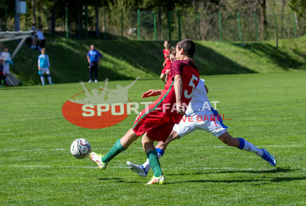 Portugal  U15 -Czech Republic U15 | JOÃO CAPUCHO (Portugal #5) SIMON WOLFL (Czech Republic #7) ; Portugal  U15 -Czech Republic U15 am 29.04.2022 in Arnoldstein
(Sportplatz), AUSTRIA, (Photo by Ernst Krawagner sport-fan.at) - Realisiert mit Pictrs.com