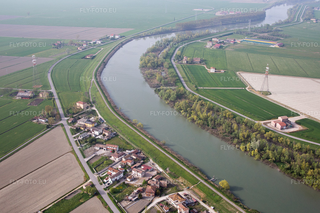 Vue aérienne: Vue de la ville à Polesinello dans le département Vénétie, Italie.Photo: IMG_087271.jpg prise le 05/04/2016 par Werner Riehm/FLY-FOTO.euRésolution de l'original: 4978 x 3319 px