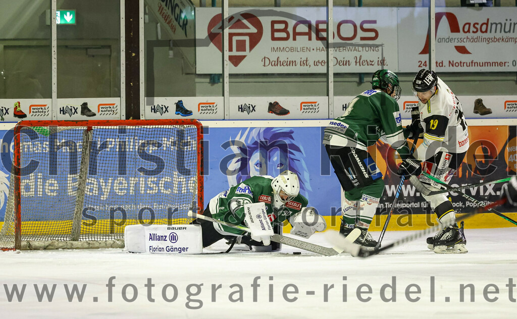 2023-11-17_077_TSV_Erding_gegen_EA_Schongau | Erding, Deutschland, 17.11.2023:
Eishockey, Bayernliga Vorrunde 2023 / 2024, 10. Spieltag, TSV Erding gegen EA Schongau, Endergebnis: 12:4

Torwart Patrick Mayer (Erding Gladiators, #30), Simon Franz (Erding Gladiators, #4), Matthias Müller (EA Schongau, #19)

Foto: Christian Riedel / fotografie-riedel.net