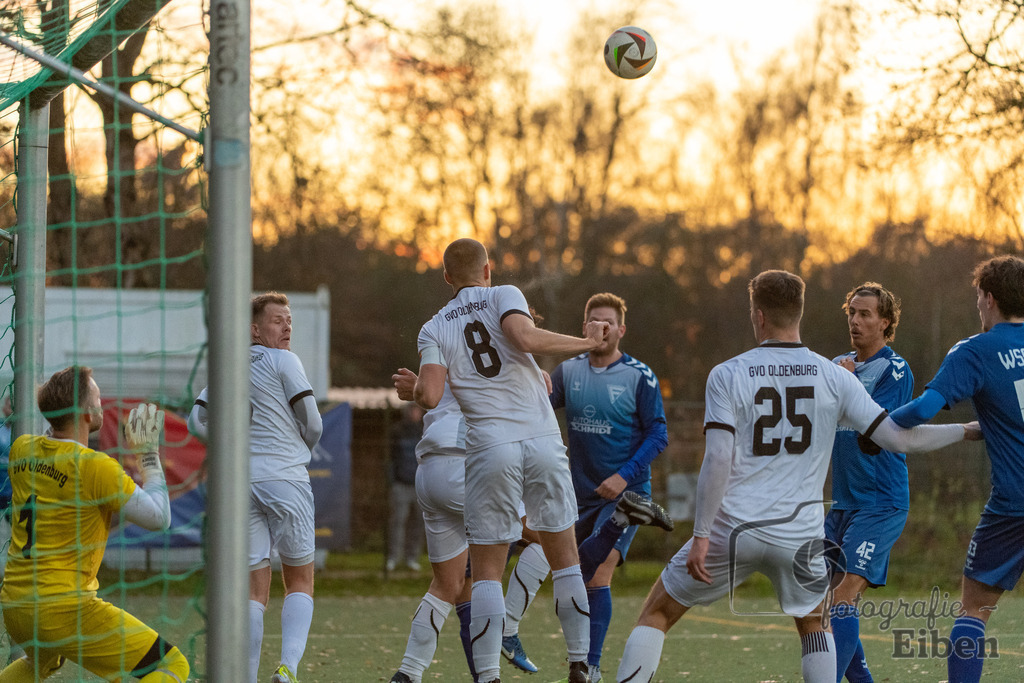 GVO Oldenburg-WSC Frisia | Herren Bezirksliga 2; GVO Oldenburg (weiß)-WSC Frisia Wilhelmshaven (blau) am 16.11.2025 in Oldenburg (Sportanlage GVO); Photo: Philip Eiben 2025 - Realisiert mit Pictrs.com