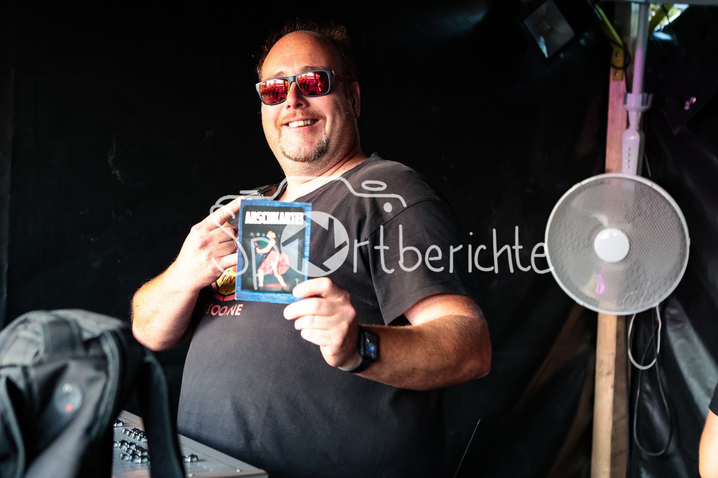 Sommer am Kiez | Der Tontechniker der Band "Die Kassierer" beim Auftritt auf dem Augsburger Festival "Sommer am Kiez" in Aktion / Livemusik / Konzert / Musik / Laut / Punk / Punkmusik
