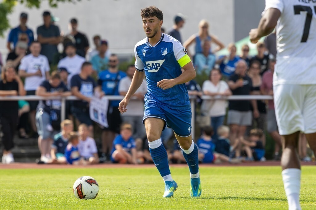 SGV Heilbronn-Freiberg gegen TSG Hoffenheim (Testspiel in Bad Friedrichshall) | SGV Heilbronn-Freiberg gegen TSG Hoffenheim (Testspiel in Bad Friedrichshall)***Am Ball: Umut Tohumcu (25, Hoffenheim) - Realisiert mit Pictrs.com