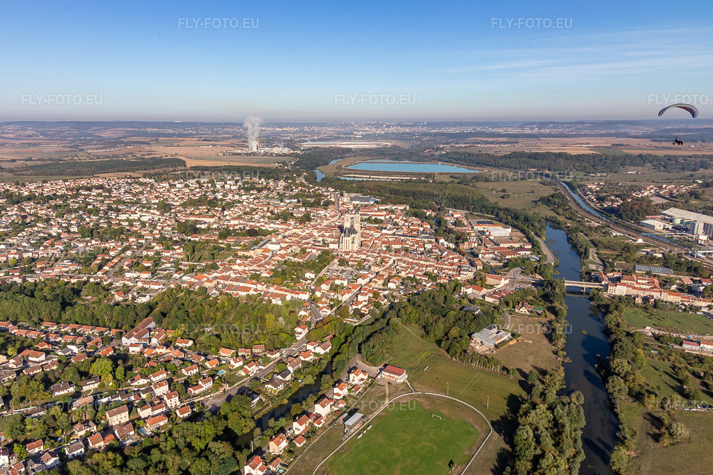 Vue aérienne: Vue de la ville à Saint-Nicolas-de-Port dans le département Meurthe et Moselle, France. Photo: IMG_118216.jpg prise le 15/09/2019 par Werner Riehm/FLY-FOTO.eu – Résolution de l'original: 5346 x 3564 px