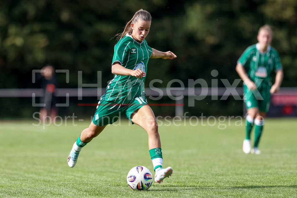 Fussball, Testspiel Frauen, SV Werder Bremen - Cerezo Osaka Yanmar Ladies | Tuana Mahmoud (SV Werder Bremen, 10) am Ball, Einzelbild, Ganzkörper, Aktion, Action, Spielszene