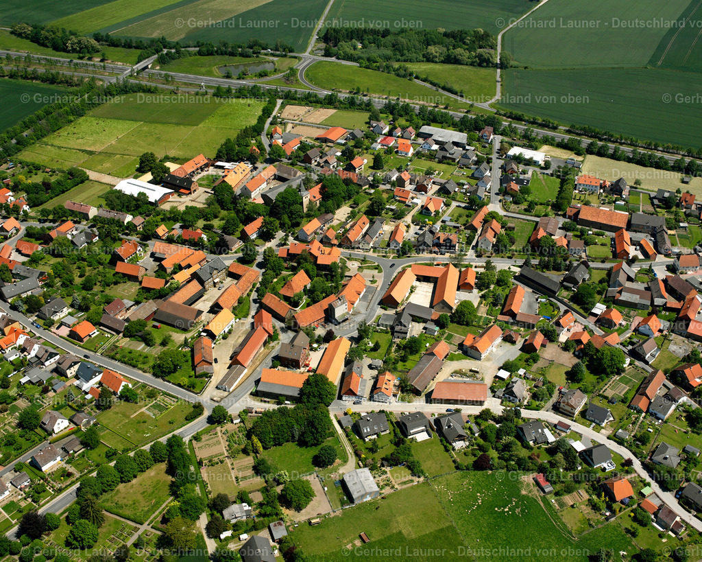 2638217 | LENGDE 09.06.2006 Landwirtschaftliche Nutzflächen und Feldgrenzen  umsäumen das Siedlungsgebiet des Dorfes in Lengde im Bundesland Niedersachsen, Deutschland // Agricultural land and field boundaries surround the settlement area of the village  in Lengde in the state Lower Saxony, Germany Foto: Gerhard Launer