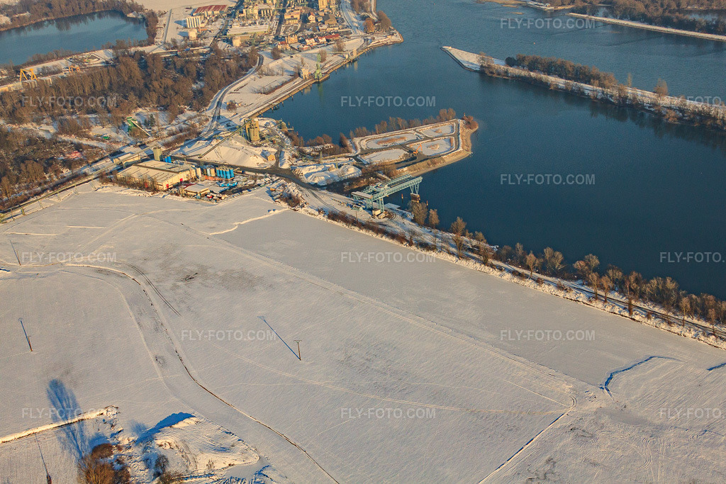 Aerial view: Rhine Terminal Lauterbourg in winter with snow from the southwest in Lauterbourg in the state Bas-Rhin, France. – Photo: IMG_36596.jpg taken on 01/05/2011 by Werner Riehm/FLY-FOTO.com – Resolution of the original: 4752 x 3168 px – Paris Terminal - La solution multimodale de référence