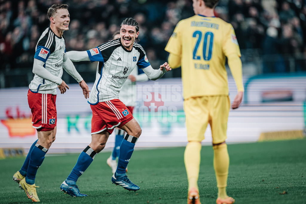 Fußball | Männer | Saison 2023/2024 | 2. Fußball-Bundesliga | 14. Spieltag | Hamburger SV vs. Eintracht Braunschweig | 24.11.2023 | Miro Muheim (#28, HSV) links und der Torschütze Guilherme Ramos (#13, HSV) rechts nach dem Tor jubelnd