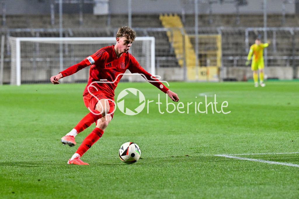 FC Bayern Amateure - FC Augsburg II | am Ball Jonathan Asp JENSEN (FC Bayern München II #11) / Einzelfoto / Freisteller / Regionalliga Bayern: FC Bayern Muenchen II - FC Augsburg II, Gruenwalder Stadion am 14.03.2025