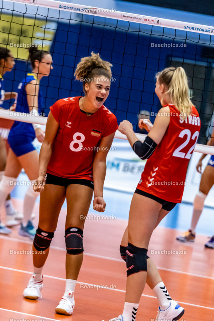 2022-00063435-Testspiel-Deutschland-Brasilien | Jubel Kimberly DREWNIOK #8 (Diagonal) GER, Monique STRUBBE #22 (Mittelblock) GER, 17.09.2022; Berlin Foto: Gerold Rebsch - www.beachpics.de
