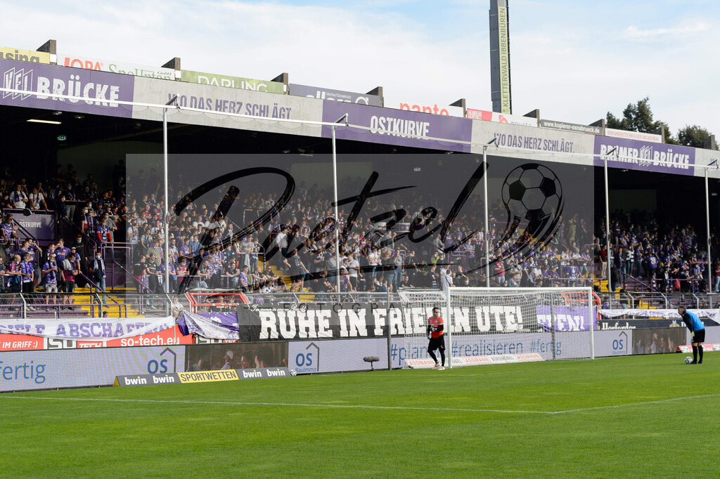 OSNVKO2021090620210906_227 | Fussball, Herren: . Fans vom VfL Osnabrueck beim Spiel der 3. Liga zwischen VfL Osnabrueck und FC Viktoria Koeln im Stadion an der Bremer Bruecke am 06.09.2021 in Osnabrueck, Deutschland.DFB / DFL REGULATIONS PROHIBIT ANY USE OF PHOTOGRAPHS AS IMAGE SEQUENCES AND/OR QUASI-VIDEO. - Realisiert mit Pictrs.com