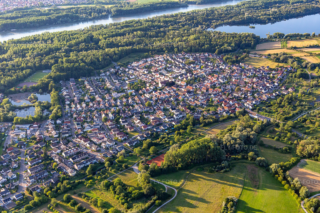 Luftbild: Ortsansicht von Südosten im Ortsteil Neuburgweier in Rheinstetten im Bundesland Baden-Württemberg in Deutschland. Foto: IMG_141931.jpg vom 28.06.2024 durch Werner Riehm/FLY-FOTO.de