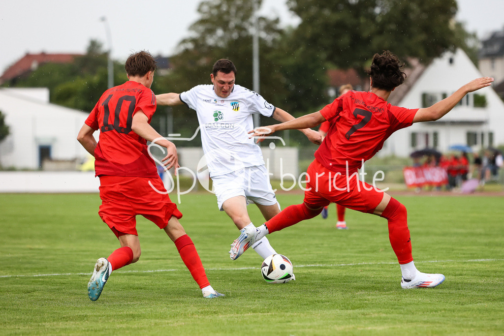 SSV Dillingen - FC Bayern Amateure | v. l. Jonathan Asp JENSEN (FCB #10), Michael HILDMANN (SSV #3) und Adin LICINA (FCB #7)