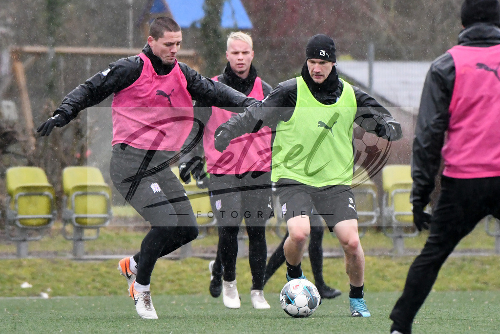 20200213_TRAOSN_0025 | Fussball, Herren: Adam Susac (VfL Osnabrueck) und Bryan Henning (VfL Osnabrueck) im Zweikampf waehrend der Trainingseinheit des VfL Osnabrueck im Sportpark Illoshoehe am 13.02.2020 in Osnabrueck, Deutschland. - Realisiert mit Pictrs.com