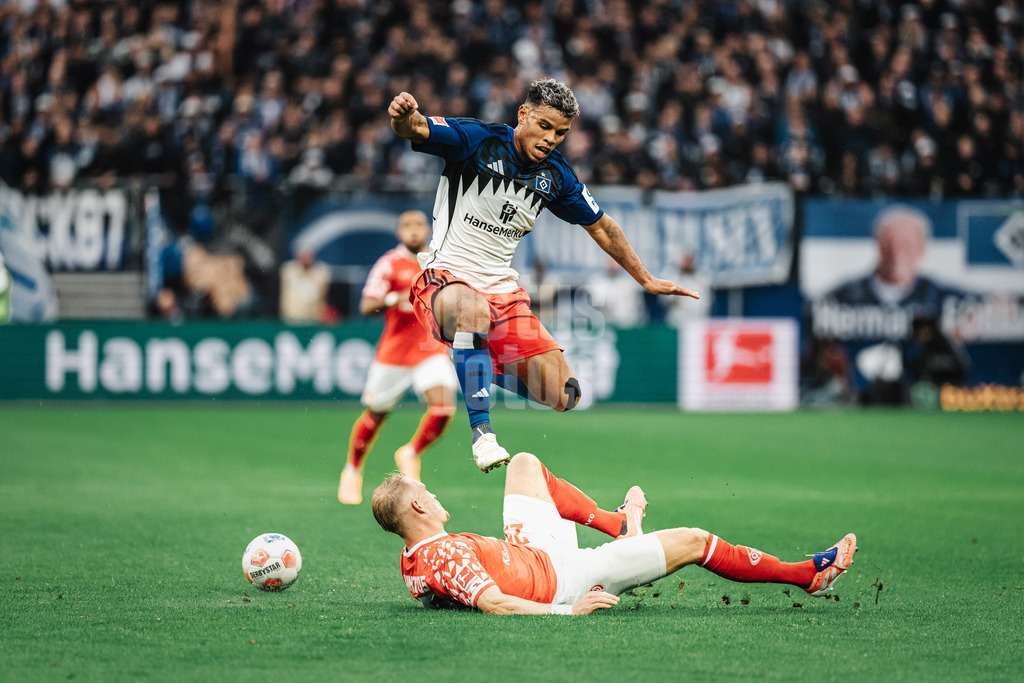 Fußball | Männer | Saison 2025/2026 | 1. Fußball-Bundesliga | 6. Spieltag | Hamburger SV vs. 1. FSV Mainz 05 | 05.10.2025 | unten Andreas Hanche-Olsen (#25, 1. FSV Mainz 05) trennt oben Ransford-Yeboah Königsdörffer (#11, HSV) vom Ball